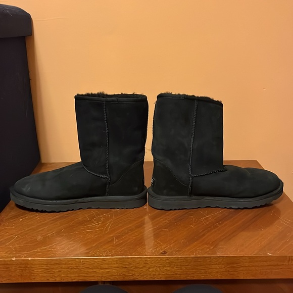 Pre-loved UGG Classic Short Boot - Size 9 in Black - Picture 4 of 14